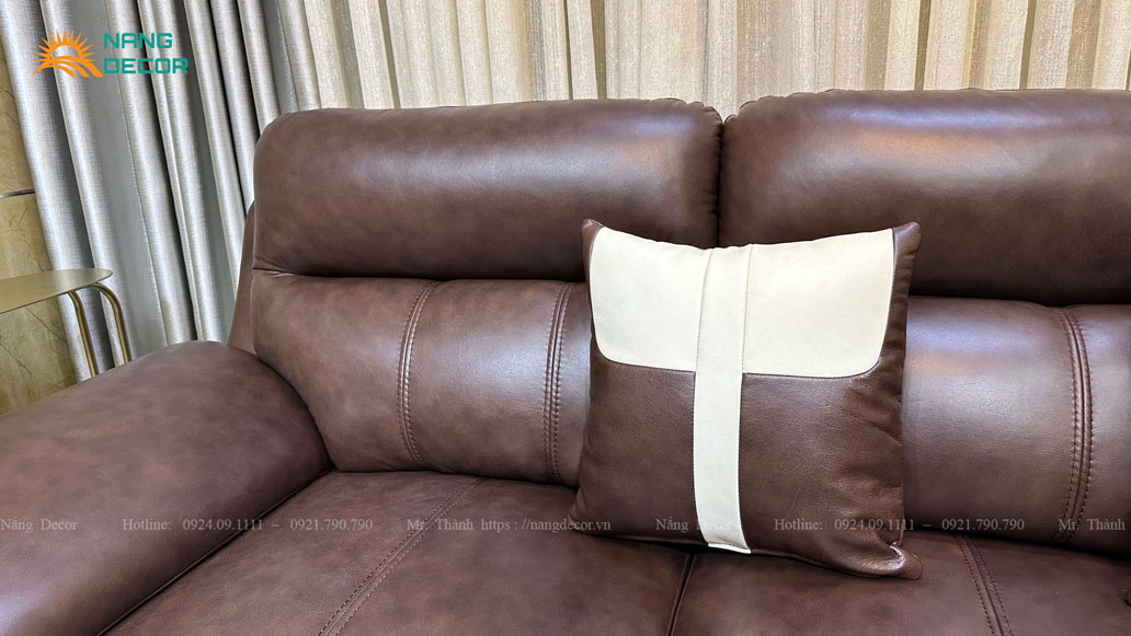 Ghế sofa mặt tiếp xúc từ da bò cho cảm giác sờ mát tay, ngồi êm ái.