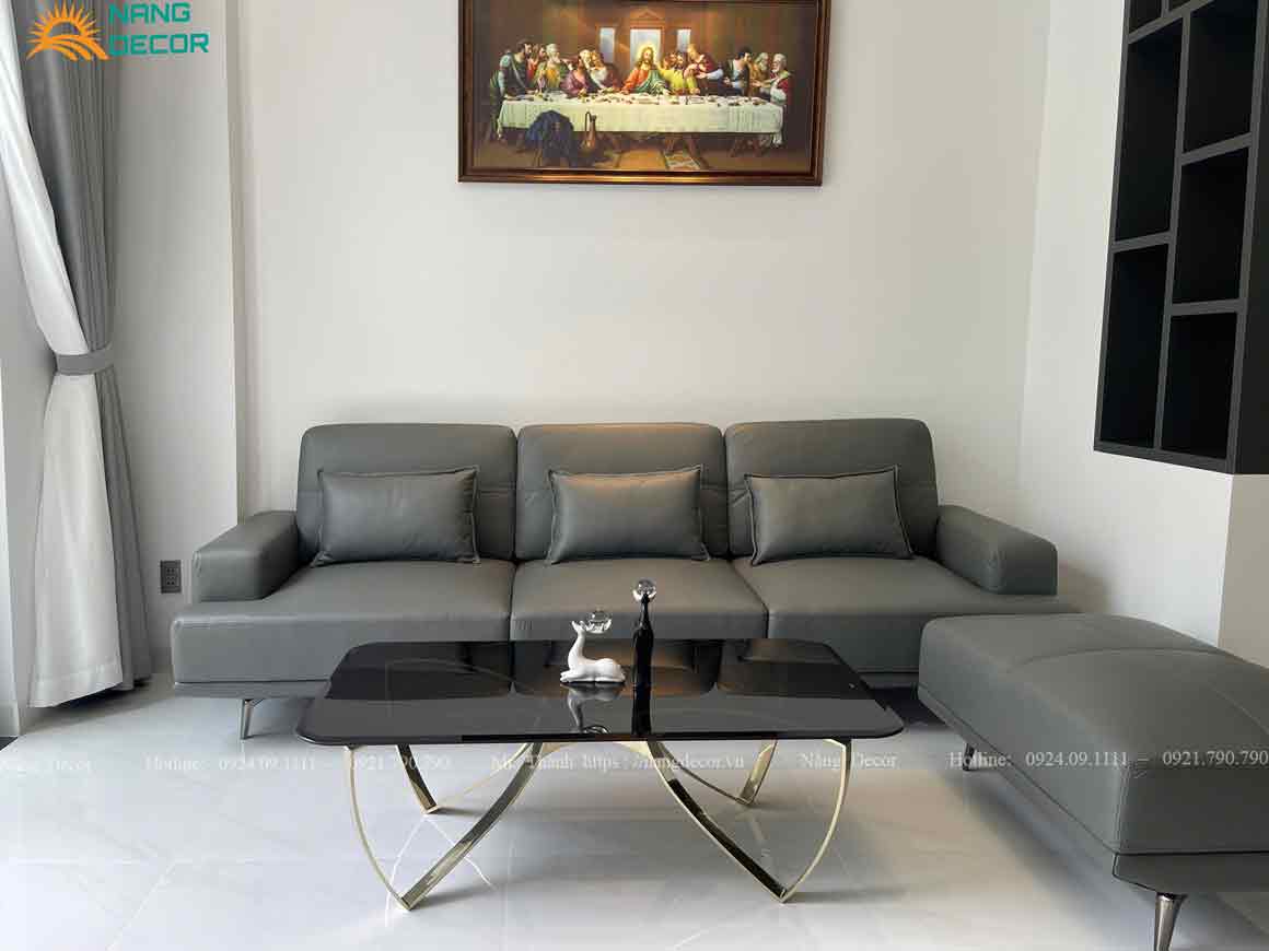 Sofa da bò cho phòng khách nhỏ 2m2 kết hợp với đôn dài tăng chỗ ngồi, nhưng vẫn gọn gàng. Sofa da bò cho phòng khách nhỏ 2m2 kết hợp với đôn dài tăng chỗ ngồi, nhưng vẫn gọn gàng.