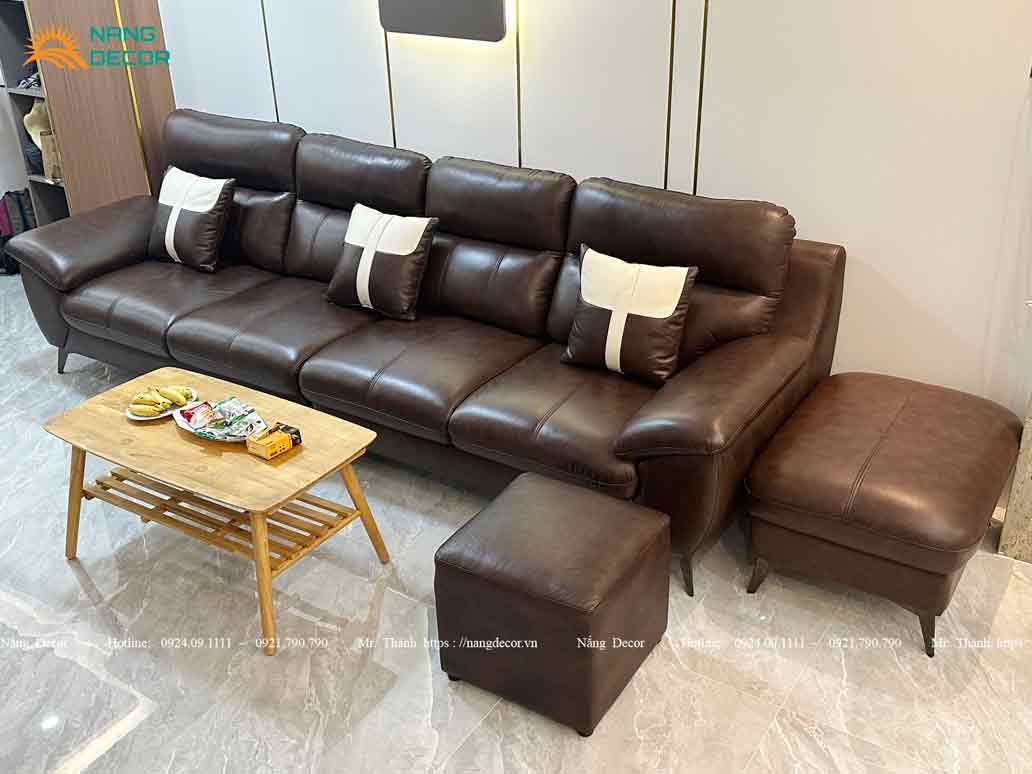 Mẫu sofa da bò hợp phong thủy mệnh kim màu nâu 4 tựa cho phòng khách rộng. Mẫu sofa da bò hợp phong thủy mệnh kim màu nâu 4 tựa cho phòng khách rộng.