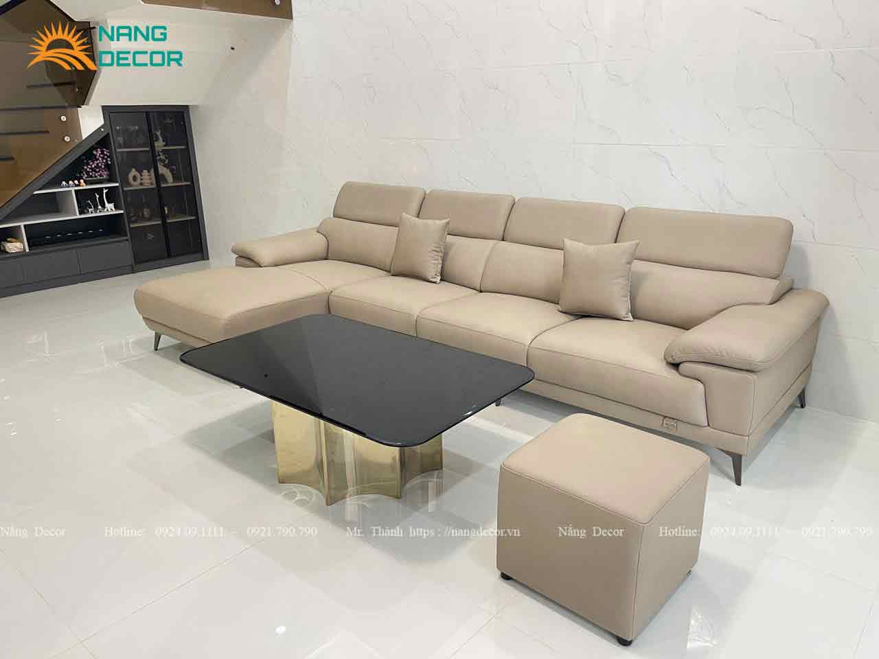 Sofa da bò giá từ 15 đến 30 triệu mặt tiếp xúc tại showroom Nắng Decor nhiều mẫu khách hàng có thể ghé tham khảo.